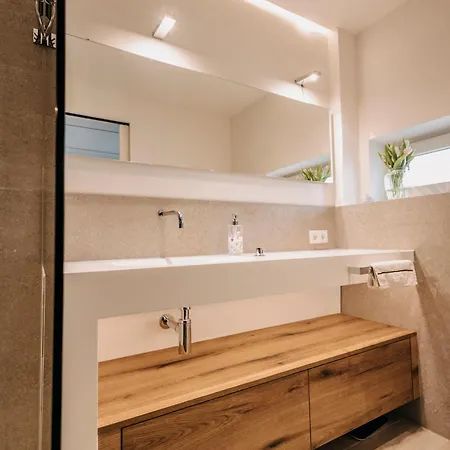 Luxe House For 4 Personen - Free Parking - 2br Neuss